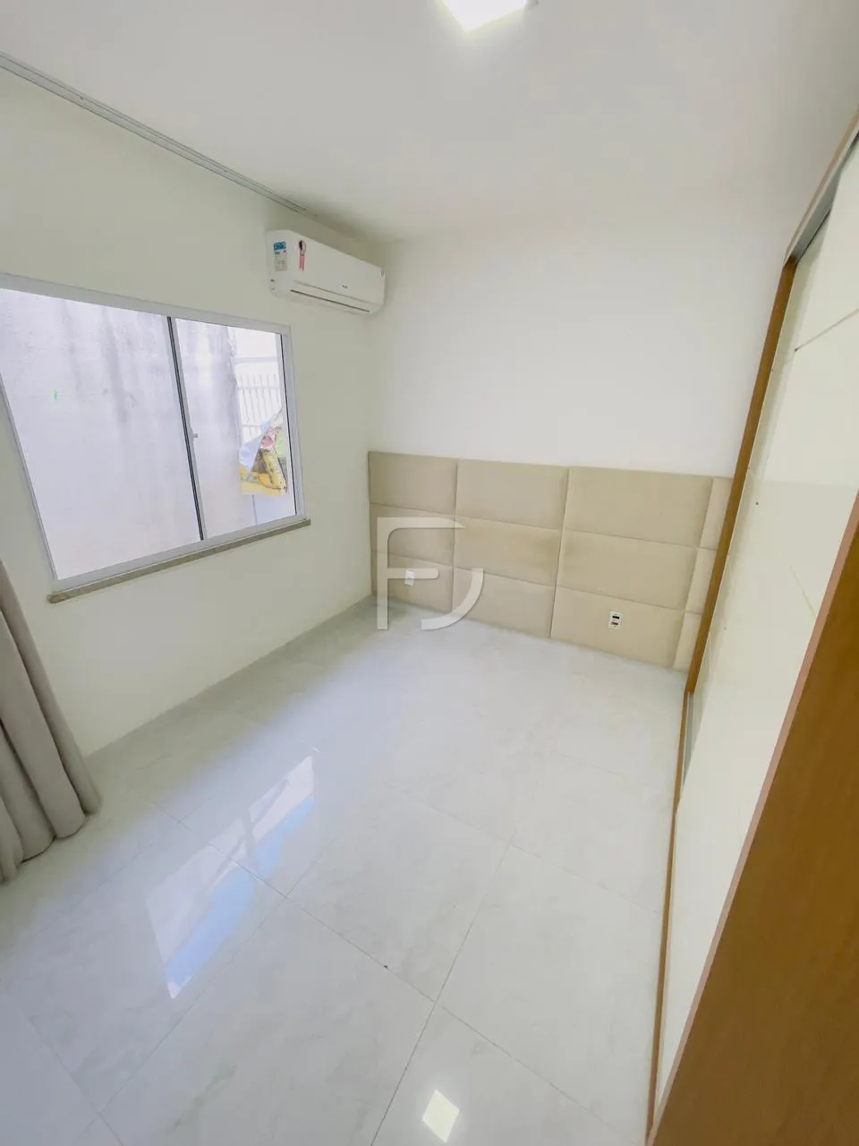 Casa de 2/4 sendo 1 suite